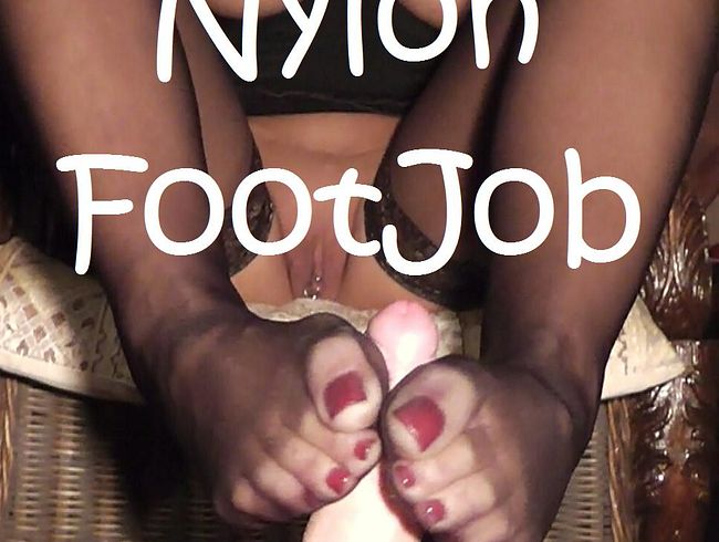 Footjob mit Nylons...